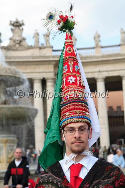 italie rome 19.JPG - Etudiant, place Saint-Pierre de Rome, Italie